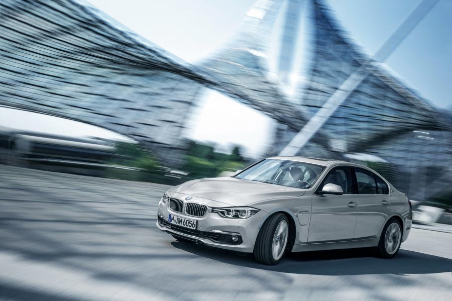  BMW 330e (F30) 2016 года  (WW) (фото 25 из 40)